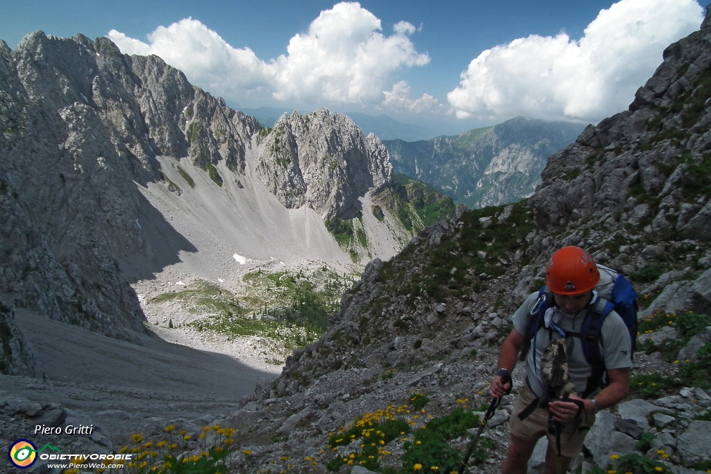 30 Corna di S. Fermo (2356 m.) a sx.JPG